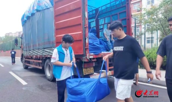 粤友优配 青岛求实职业技术学院物业中心高效完成2025级新生卧具发放工作