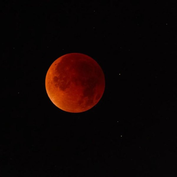 广盛配资 血月招灾？别让迷信辜负了宇宙级浪漫